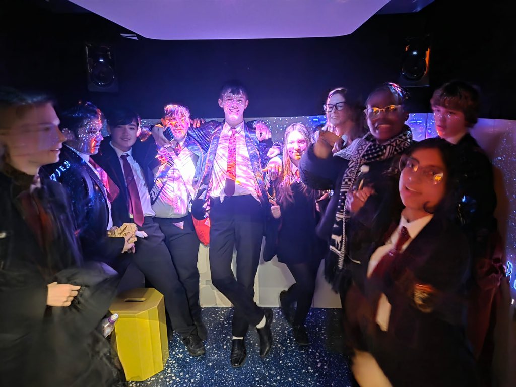 How jealous are we of some of our KS4 drama students who enjoyed an afternoon performance of Blood Brothers at the Lowry Theatre this afternoon. Students were even more overjoyed when a member of the cast came out to sign autographs for them ❤️ 🎭