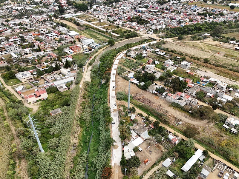 🛣️🛣️ Nueva vía de comunicación, pavimentan avenida Río Salado en Santa Cruz Amilpas con concreto 🛣️🛣️

•La obra contempla 2 mil 291 metros cuadrados, a la par, se edifican 614 metros lineales de guarniciones

Oaxaca de Juárez, Oax. 19 de noviembre de 2025.- Con una inversión de