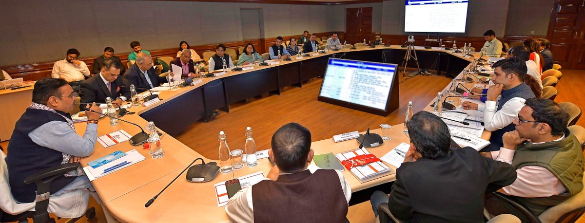 10 दिसंबर को जयपुर में आयोजित होने वाले ‘प्रवासी राजस्थानी दिवस’ की तैयारियों के संबंध में समीक्षा बैठक की। 

प्रवासी राजस्थान वासी हमारी संस्कृति, परंपरा से लेकर राजस्थान की विरासतों को वैश्विक प्रतिष्ठा दिलाने में अहम भूमिका निभा रहे हैं।

बैठक में प्रवासी राजस्थानी दिवस पर