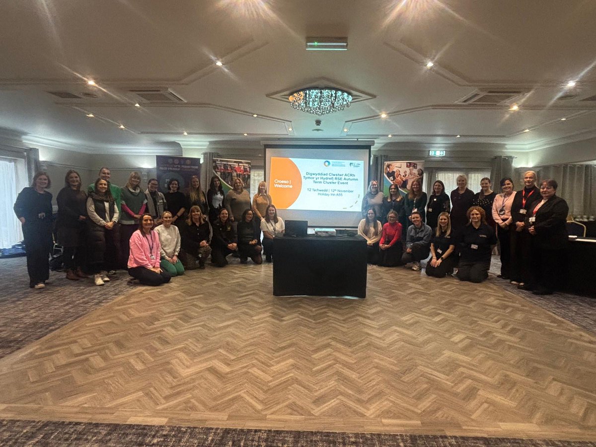 CSyFflint's tweet image. Mae staff o ysgolion cynradd ac uwchradd ar draws Sir y Fflint wedi dod ynghyd i fapio sesiynau Addysg Cydberthynas a Rhywioldeb creadigol a diddorol i ddysgwyr ar draws clystyrau ysgol, yn cynnwys dulliau cerflunio 🗿, symudiad 💃, a barddoniaeth ✍️.