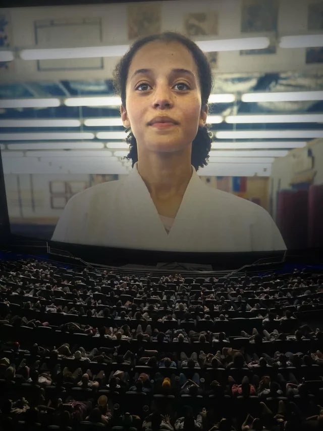 ScaredChris's tweet image. imagine thinking this isn’t the best way to watch a movie