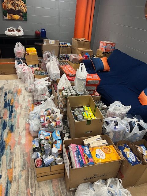 grosscatholic's tweet image. Thanks to our amazing Cougar community, we collected over 2,400 items for the Bellevue Food Pantry! 🐾💙

Class totals:
🟧 Seniors: 125
🟦Juniors: 791
🟧 Sophomores: 1,053 — WINNERS! Dress-down day tomorrow!
🟦Freshmen: 247

#CougarPride #FoodDrive #CommunityStrong