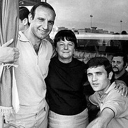 Tita nació y creció bajo una tribuna del Cilindro.
Fue sostén para los pibes que venían a cumplir un sueño y nos enseñó que el fútbol necesita corazón.
El predio donde se forma el futuro del club lleva su nombre y allí todavía se siente su abrazo.

Gracias, Tita. Sos eterna 🤍🩵