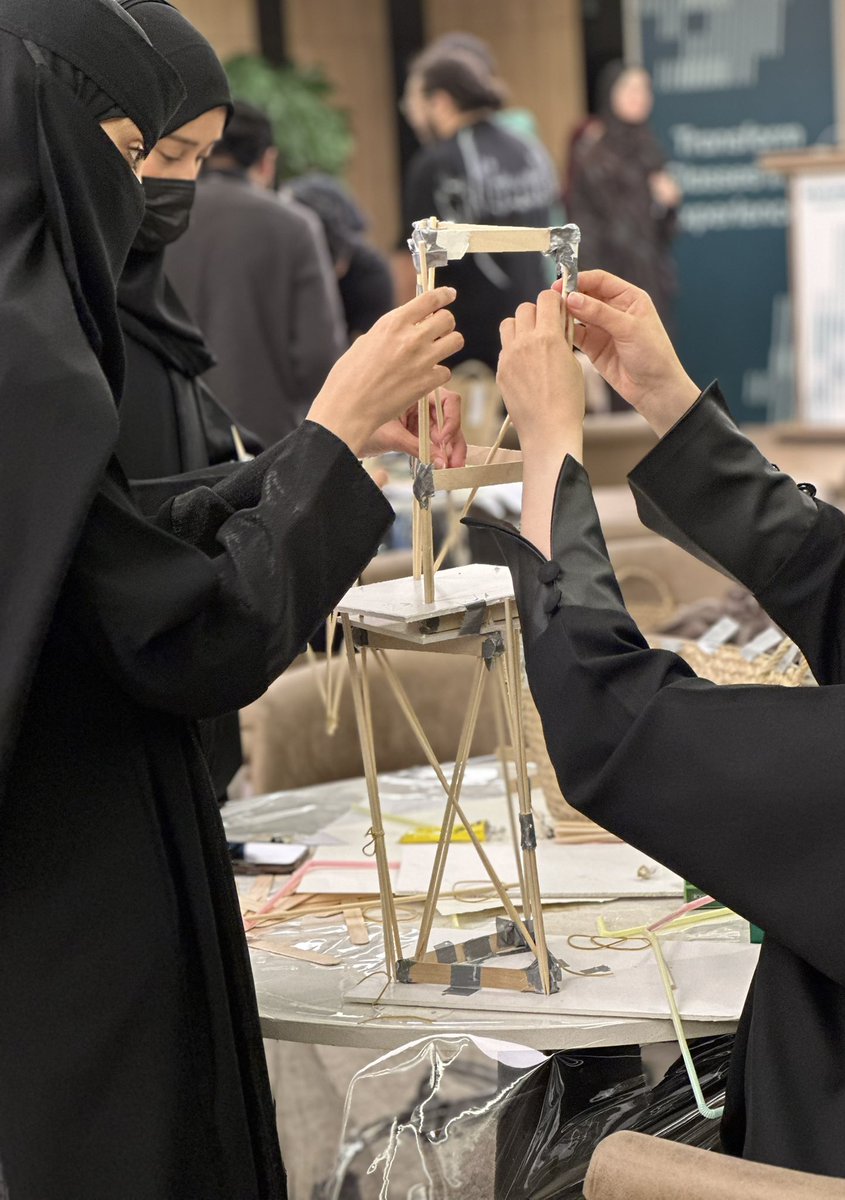 The boys’ and girls’ teams are giving it their all — who will save the tower first? 👷‍♂️👷‍♀️💥