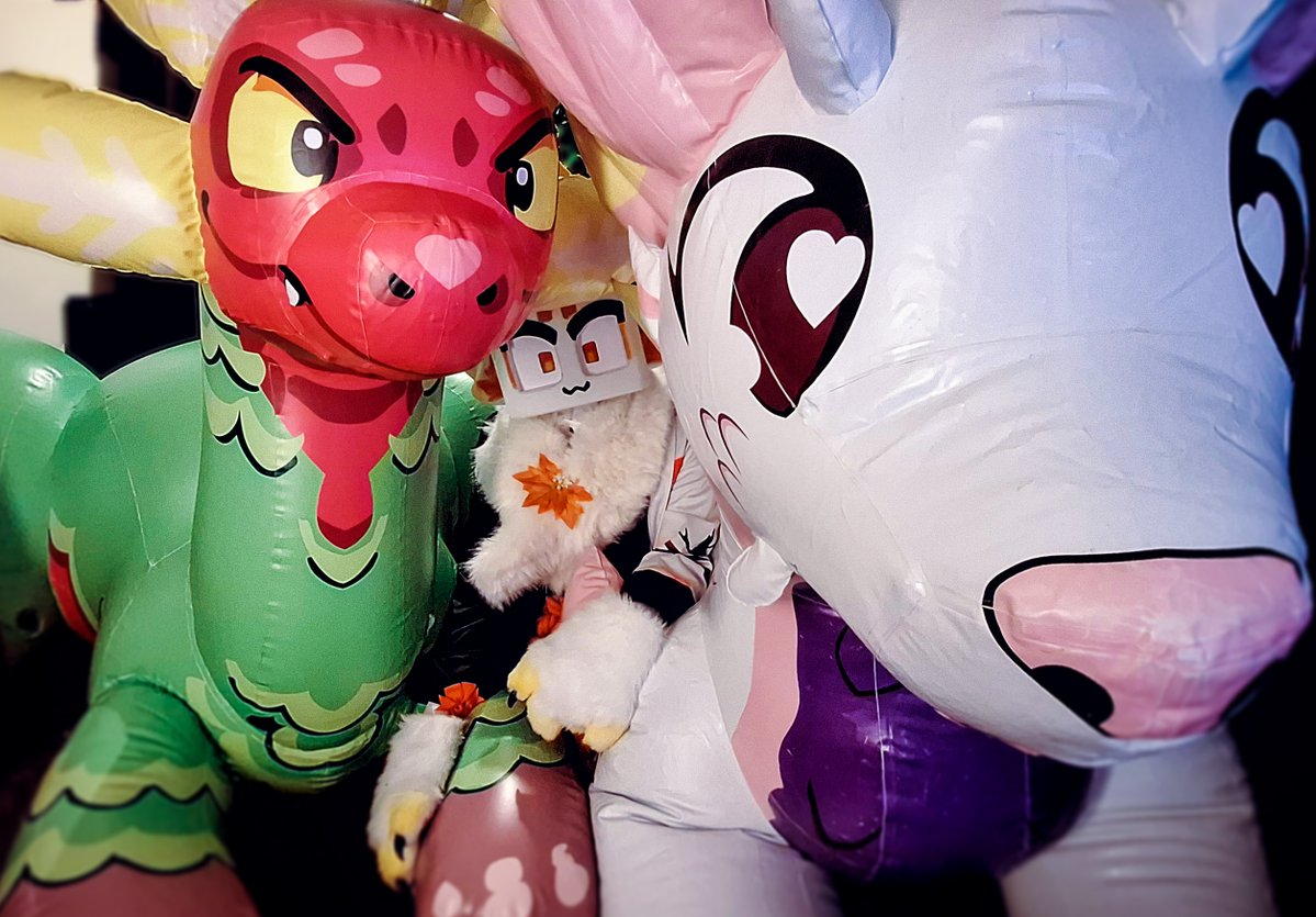 mochikotoys's tweet image. Squeaky monsters :3
#inflatable #pooltoy