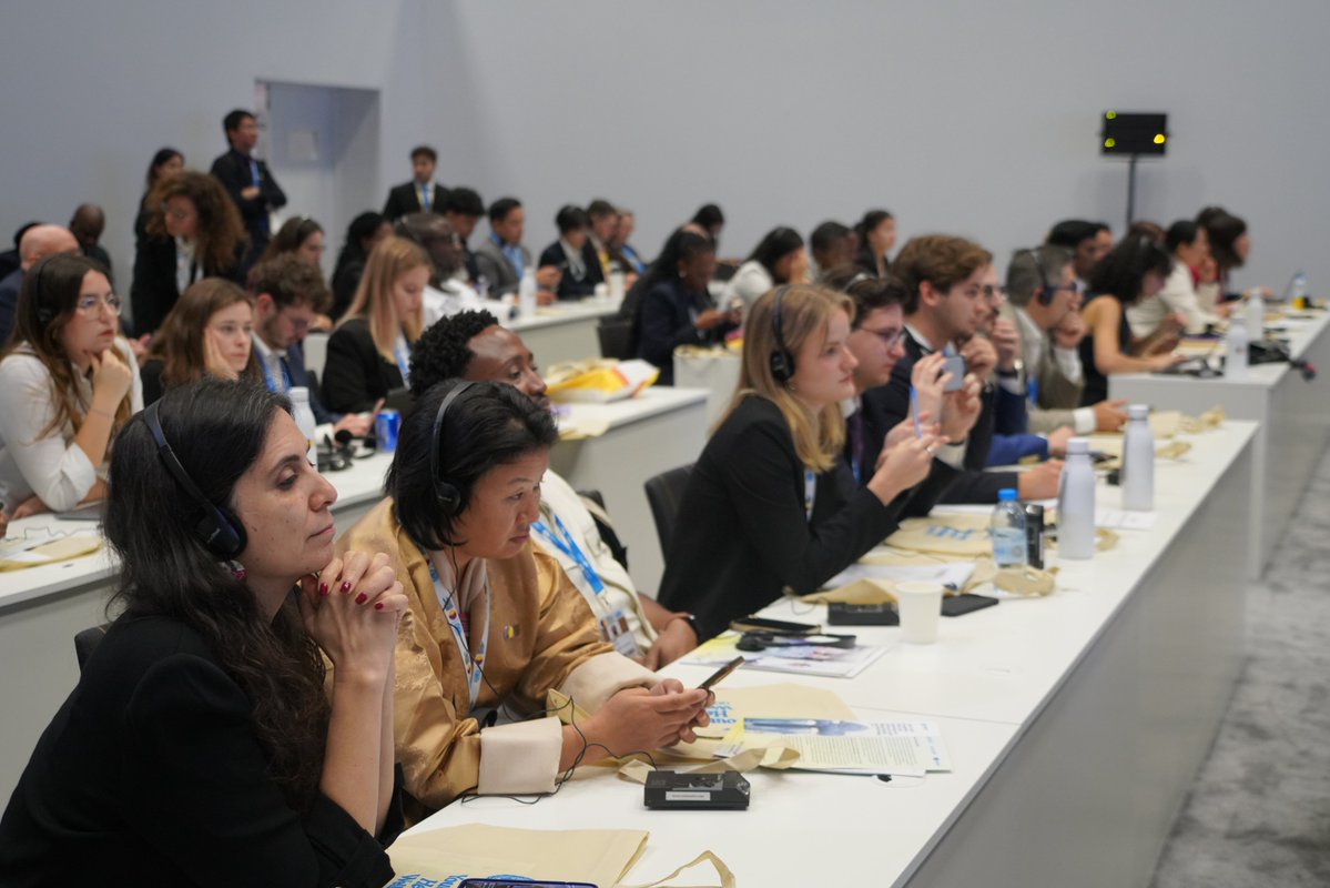 UNDESASocial's tweet image. Young people drove the conversation at the #SocialSummit2025 from the #MarkTheMoveChallenge to global youth voices calling for fairness, decent work and inclusion.

The future of social development is youth-led.

Learn more 🌐social.desa.un.org/world-summit-2…