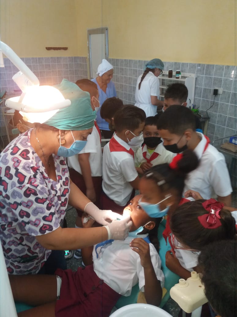 EP_Efrain_Mayor's tweet photo. Los pioneros de nuestra escuela en el círculo de interés de estomatologia en la clínica estomatologica Efrain Mayor el cual tenemos convenio .
#SaludPública
#ponle ♥
#saludeduca
@DmeCotorro25
@DirectEducaHab
@YanetHzP25
@ZuliaMunoz10139
@centro62119
@AlvaroAT831020 https://t.co/PnaaJ57kWV