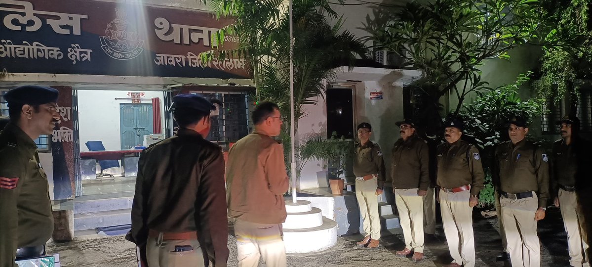 SP_RATLAM_MP's tweet image. 👉पुलिस अधीक्षक द्वारा थाना जावरा शहर एवं थाना औद्योगिक क्षेत्र जावरा का  किया निरीक्षण
👉थाना/चौकी भवन, हवालात, मालखाना, आवासीय परिसर जावरा का निरीक्षण कर दिए आवश्यक दिशा निर्देशfacebook.com/share/p/1YmAxN…
@CMMadhyaPradesh @mohdept @DGP_MP @MPPoliceDeptt @JansamparkMP @projsratlam