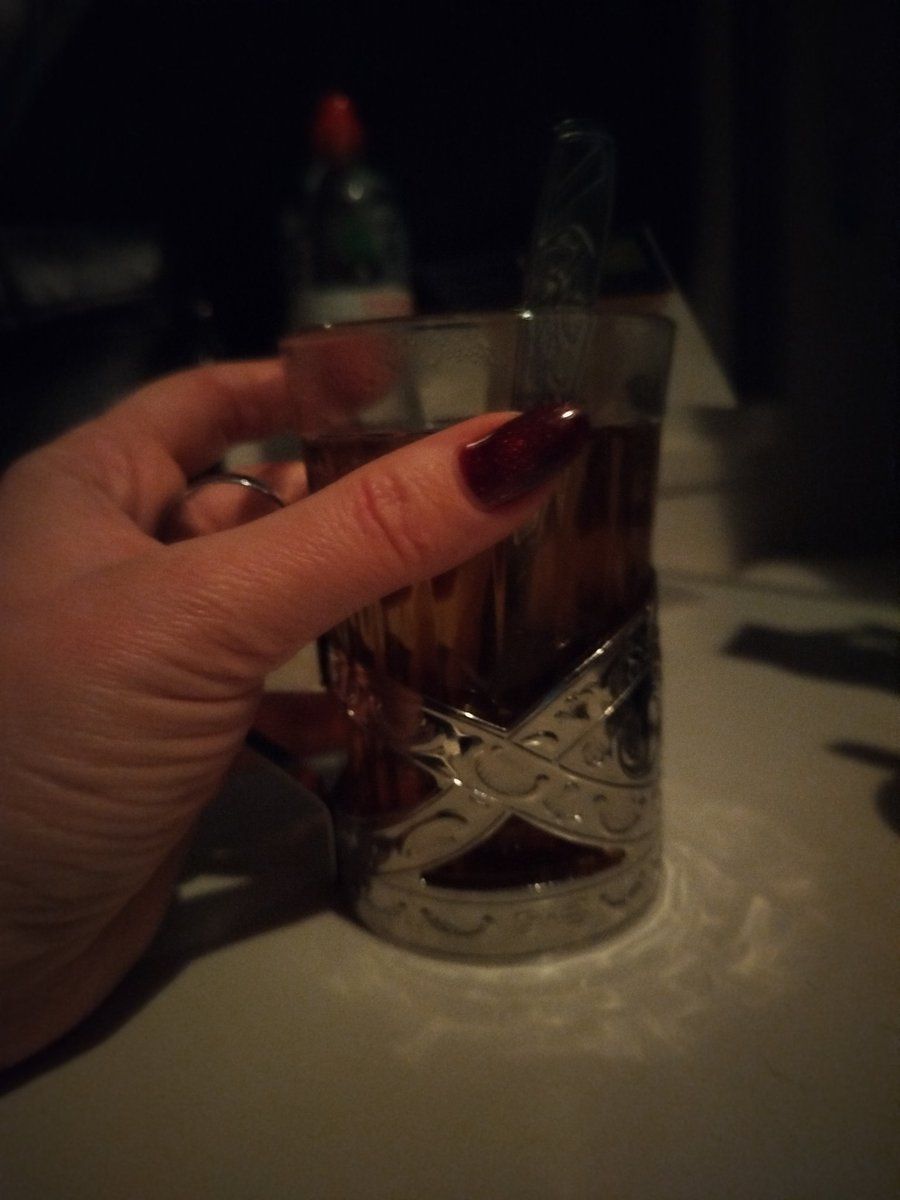 Isatis_iris's tweet image. Звучать колеса - ритм і блюз
І кожен хрест - неначе плюс
У нескінченному тумані за вікном

Дорога рівна і проста
Крізь понівечені міста
То залізниця - поміж яв&apos;ю, поміж сном.