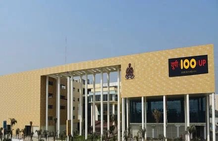 yadavakhilesh's tweet image. हमारे समय में शुरू हुई विश्वस्तरीय ‘यूपी 100’ की 9वीं वर्षगांठ पर उन सभी को बधाई जिन्होंने इसे पूरा करने में अपना भरपूर सहयोग दिया!

हमारा काम, जनता के नाम!

#UP_100
#Dial_100
#Venkat_Changavalli