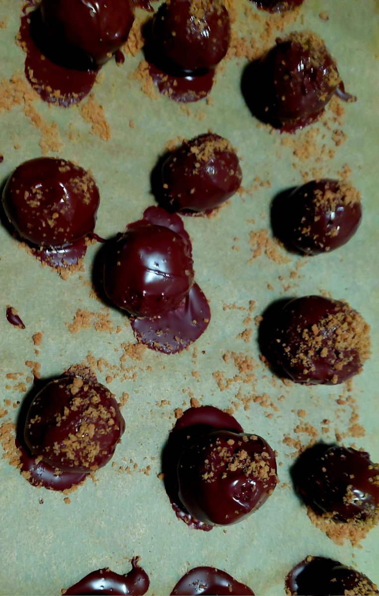 Das sind die ersten selbstgemachten Pralinen des Kindes.
Lasst mal bitte ein Like da. 🩷