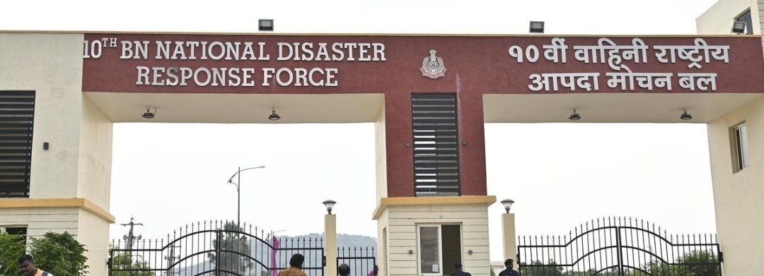 SCRCivilDefence's tweet image. SCR Civil Defence team visited 10th Battalion NDRF for an immersive gallery tour of cutting-edge rescue &amp;amp; CBRN equipment on 18th Nov. The hands-on experience boosted operational readiness and strengthened inter-agency coordination. @RailMinIndia @DGFSCDHG @SCRailwayIndia @10NDRF