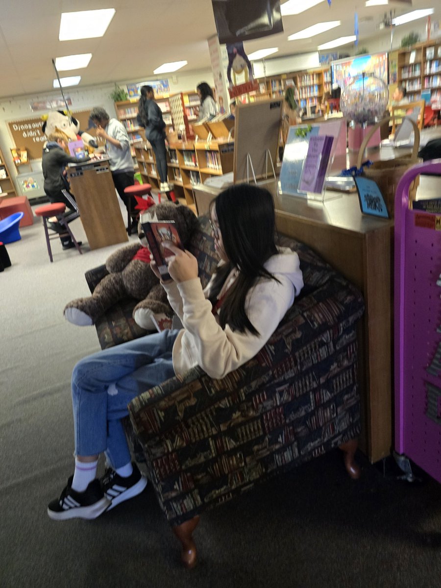 meyzeeklibrary's tweet image. Ms. Wilcox&apos;s 8th graders are visiting the library today!  #WeAreJCPS #meyzeekreads #JCPSlibraries