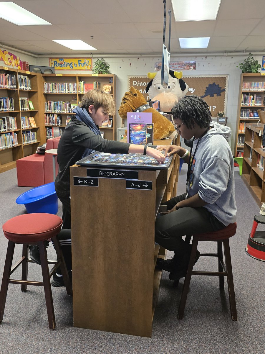 meyzeeklibrary's tweet image. Ms. Wilcox&apos;s 8th graders are visiting the library today!  #WeAreJCPS #meyzeekreads #JCPSlibraries