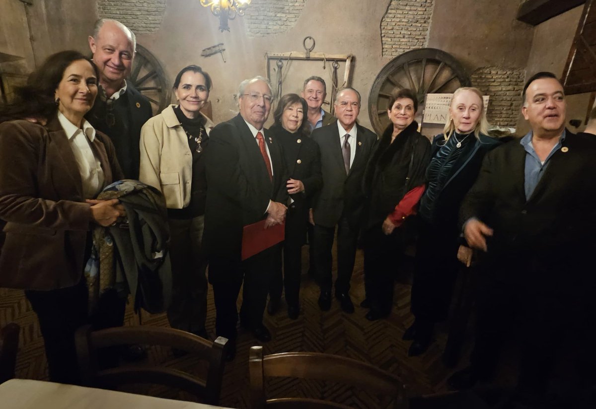 Visita al Vaticano de una nutrida delegación de la Cruz Roja Mexicana encabezada por su presidente nacional, Carlos Freaner Figueroa y el presidente de la región de Lazio, Italia, Francesco Roca, ex presidente internacional de la noble institución.