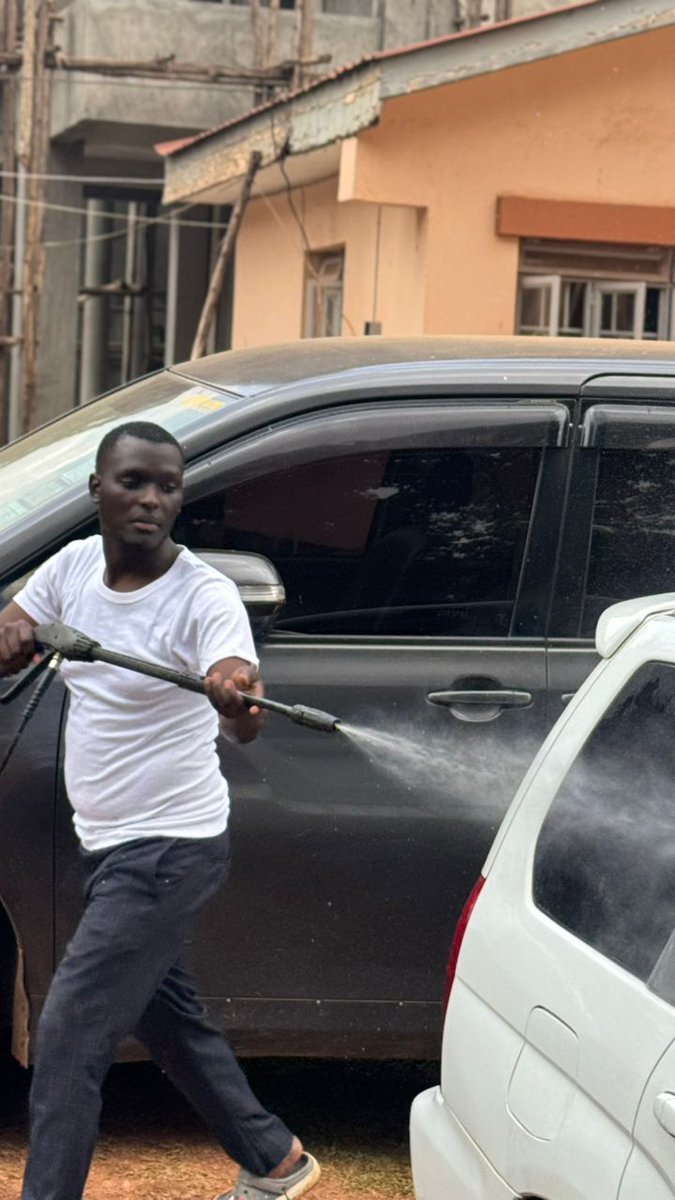 Ismahw110's tweet image. Having challenges with tuition❓️❓️
We&apos;ve got you✨️....a car wash at @OfficialMubs to help Students sit for their exams through raising the money.
🚗🚿 

#TheIsmahTouch #SDG4 #NoOneLeftOut #MUBS