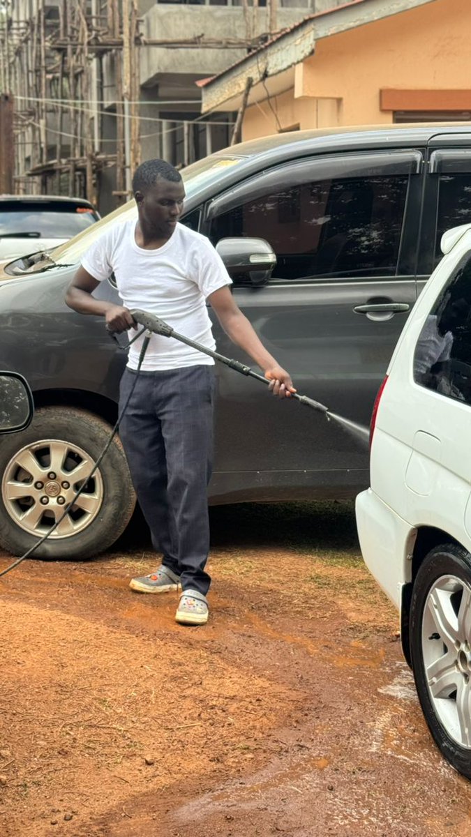 Ismahw110's tweet image. Having challenges with tuition❓️❓️
We&apos;ve got you✨️....a car wash at @OfficialMubs to help Students sit for their exams through raising the money.
🚗🚿 

#TheIsmahTouch #SDG4 #NoOneLeftOut #MUBS