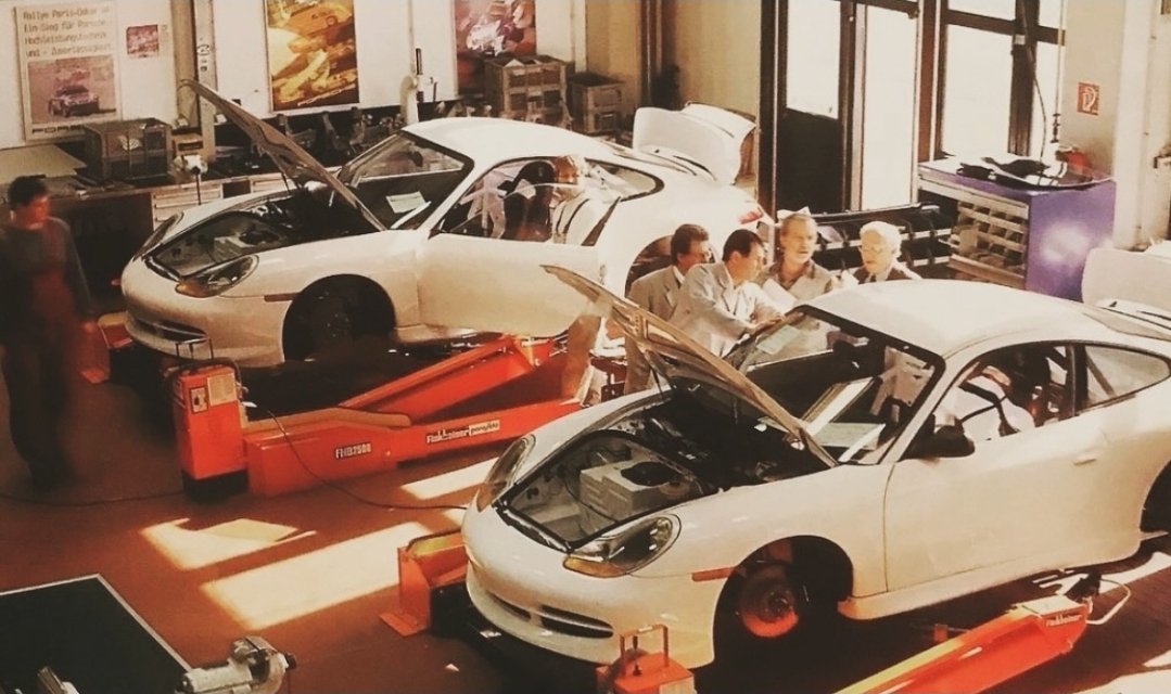 evo__master's tweet photo. La historia del 996 GT3 Cup se remonta a la iniciativa de Porsche de volver a la recién creada clase GT3 con un deportivo de carreras potente y competitivo. Lo de siempre en Stuttgart. Después del debut de la Supercopa Porsche en el 98 bajo estas siglas, los eventos nacionales Carrera Cup ya se fueron celebrando de forma paulatina con las susodichas specs a partir del 99.

Estos chasia se siervieron con un Flat de 3.6 litros basado en el bloque 911 GT1, pero declarando en este caso 360 cv a 7.200 rpm, aunque con una línea roja de 8.000 rpm. Todo ello gestionado mediante una transmisión manual de seis velocidades.

Tenéis toda la historia al completo en el canal!!
