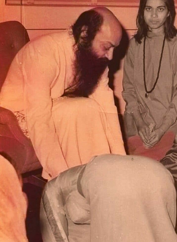 जिन बाबाओं ने कहा पैसा मिट्टी है, उन पर पैसा लूटने का आरोप लगा.

जिन बाबाओं ने कहा महिलाएं नर्क का द्वारा है, उन्हें स्पर्श नही करना चाहिए, उन बाबाओ पर महिलाओं का यौन शोषण करने का आरोप लगा.

दार्शनिक रजनीश ओशो ने यह सब कभी नही कहा. उन्होंने ने तो लक्ज़री लाइफ का लुफ्त उठाया, जो