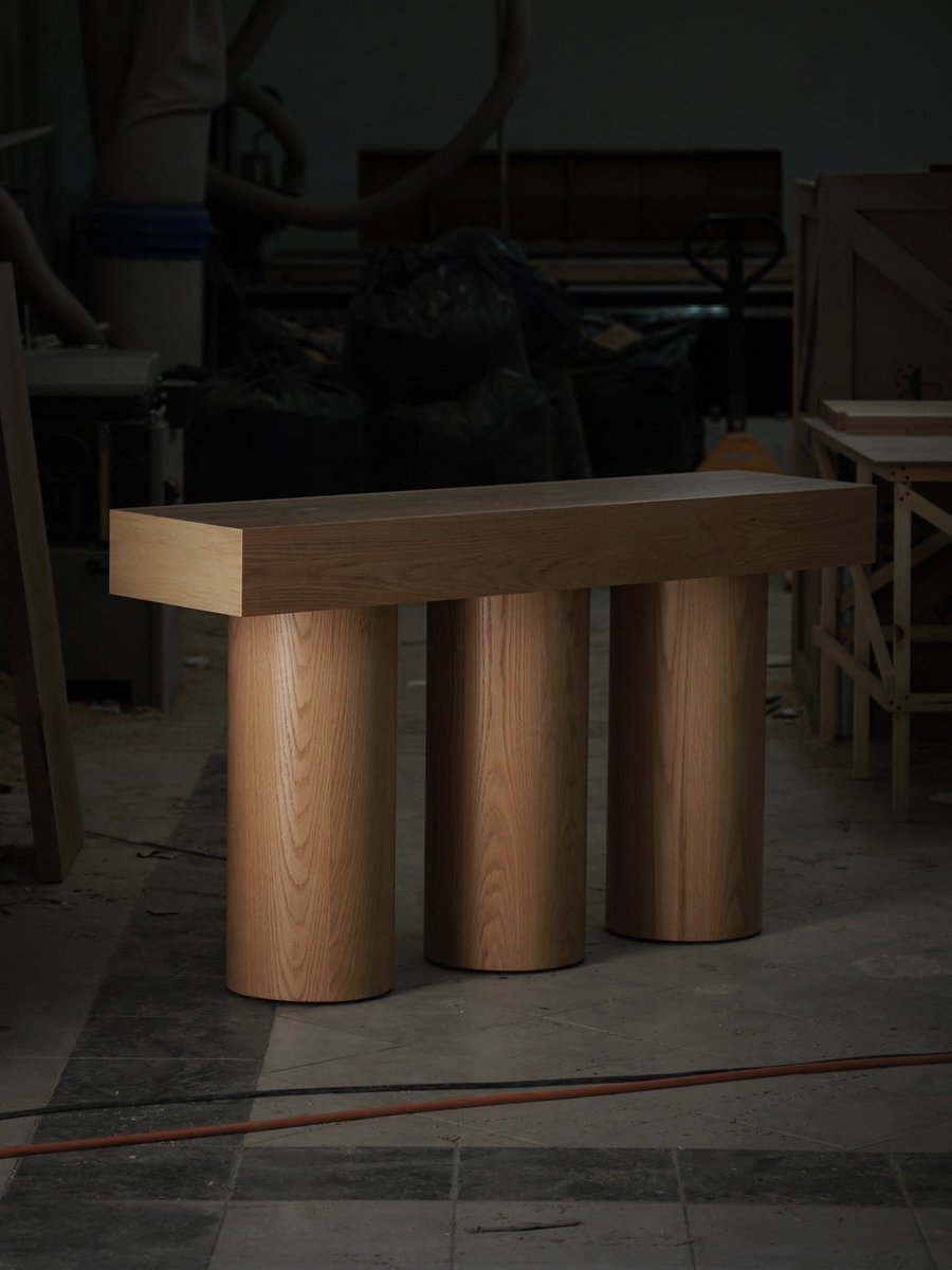 NONO_mx's tweet image. With the Podio console tables, we wanted to emphasize the beauty of cylindrical shapes. These forms are strong and stable yet visually striking. They add an architectural element to your home, blending form and function effortlessly.