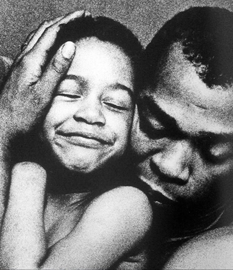 florencemeta's tweet image. #JOURNÉEINTERNATIONALEDESHOMMES 

Je célèbre l’homme, le père et le repère.
Je célèbre l’homme, le ciel et la terre.
Je célèbre l’homme, le lion et la forêt.
Je célèbre l’homme, la montagne et le rocher. 
Je célèbre l’homme, l’univers et le temps.
Je célèbre l’homme, le soleil et…