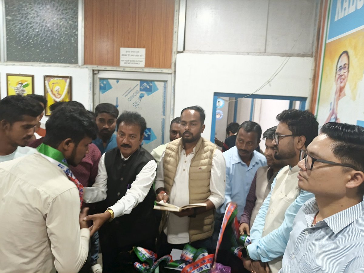 AITCakashH's tweet image. आज कालचीनी ब्लॉक में भाजपा और कांग्रेस से आए 50 परिवारों ने TMC व TMYC का दामन थामा। ममता बनर्जी के नेतृत्व और अभिषेक बनर्जी की प्रेरणा से तृणमूल परिवार और मज़बूत हुआ।
@MamataOfficial
 @abhishekaitc @AITCofficial @sayani06
#TrinamoolCongress #TMYC #Kalchini #viral #Trending