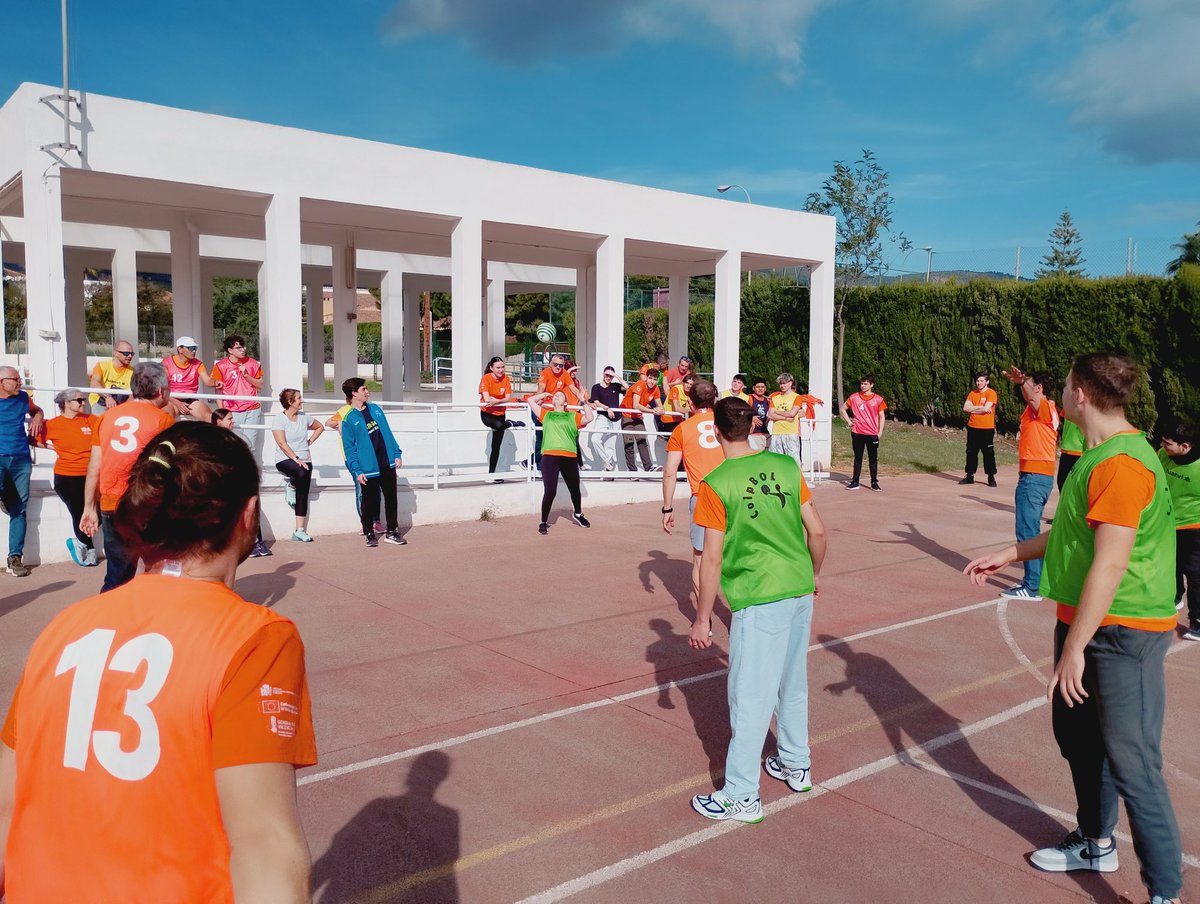 colpbol's tweet image. Los competidores en @Spainskills_fp
 de la Comunitat Valenciana fortalecen su compromiso colectivo y su mentalidad ganadora a través de un taller y torneo de Colpbol.

💪💪🏐🤾🔵🔴🟡

#CVSkills #somfp 
@GVAeducacio
 #ComunitatValenciana #Colpbol