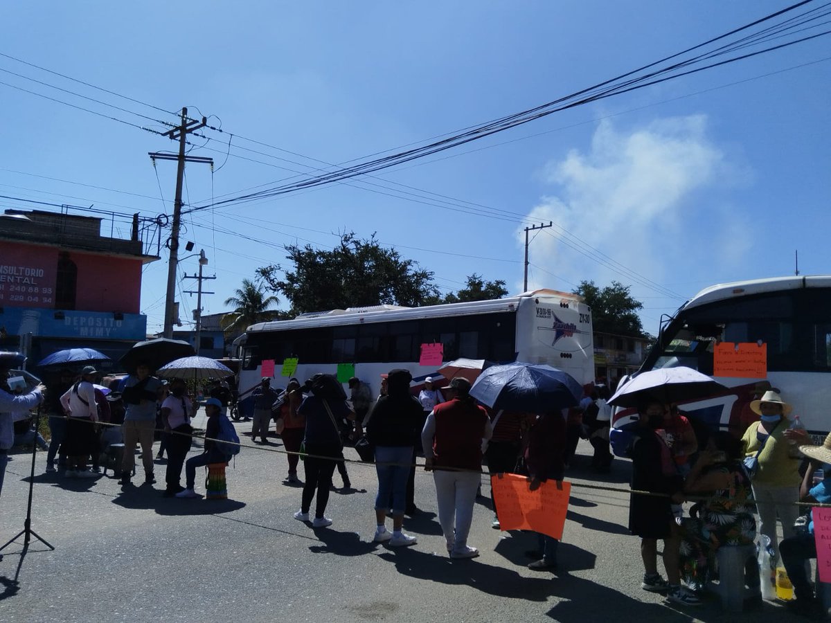🚧🚧 Padres de familia bloquean calles de la colonia  Cruz Blanca, Xoxocotlán 🚧🚧

Oaxaca. Padres de familia de la escuela secundaria “Macedonio Alcalá” mantienen un bloqueo en la colonia Cruz Blanca de Santa Cruz Xoxocotlán para exigir la salida de la directora y el personal de