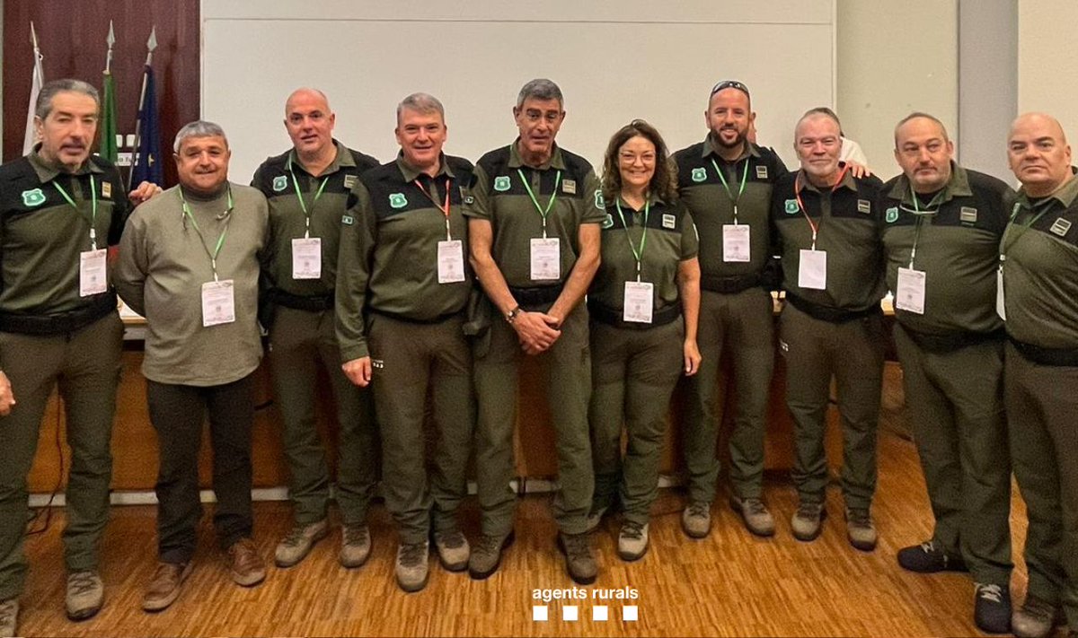 Participem en la  1a conferència internacional d'investigació de causes d'incendis forestals a #Porto (Portugal).

Hi exposem 30 anys d'experiència i efectivitat en aquest camp, com ens adaptem al canvi climàtic i adoptem noves tecnologies.

📷Presentació oficial del #WIC25 #IF