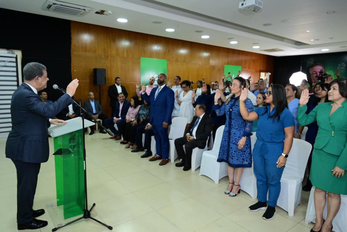 LeonelFernandez's tweet image. Juramentamos a un valioso grupo de médicos y profesionales de la salud que se integran al Frente Nacional de Salud de la #FuerzaDelPueblo.

Su experiencia y compromiso fortalecen nuestro proyecto de construir un sistema sanitario más humano, moderno y digno para todos.…