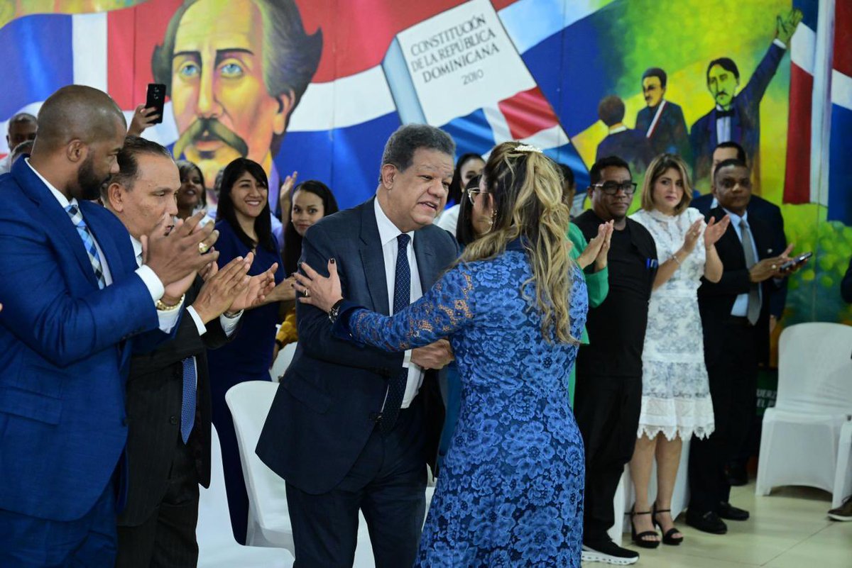 LeonelFernandez's tweet image. Juramentamos a un valioso grupo de médicos y profesionales de la salud que se integran al Frente Nacional de Salud de la #FuerzaDelPueblo.

Su experiencia y compromiso fortalecen nuestro proyecto de construir un sistema sanitario más humano, moderno y digno para todos.…