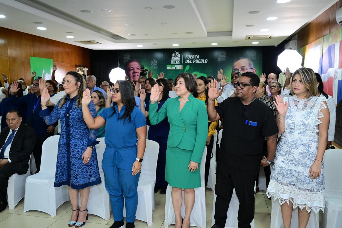 LeonelFernandez's tweet image. Juramentamos a un valioso grupo de médicos y profesionales de la salud que se integran al Frente Nacional de Salud de la #FuerzaDelPueblo.

Su experiencia y compromiso fortalecen nuestro proyecto de construir un sistema sanitario más humano, moderno y digno para todos.…