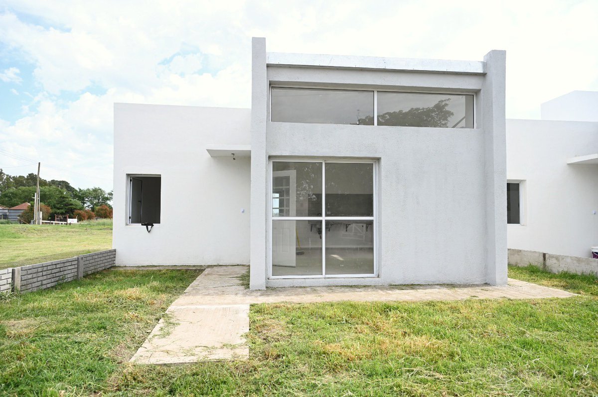 magariovero's tweet image. Además, estamos finalizando la construcción de viviendas en #CoronelDorrego y en #CarlosTejedor para que haya más oportunidades, más posibilidades y más igualdad para las y los bonaerenses.