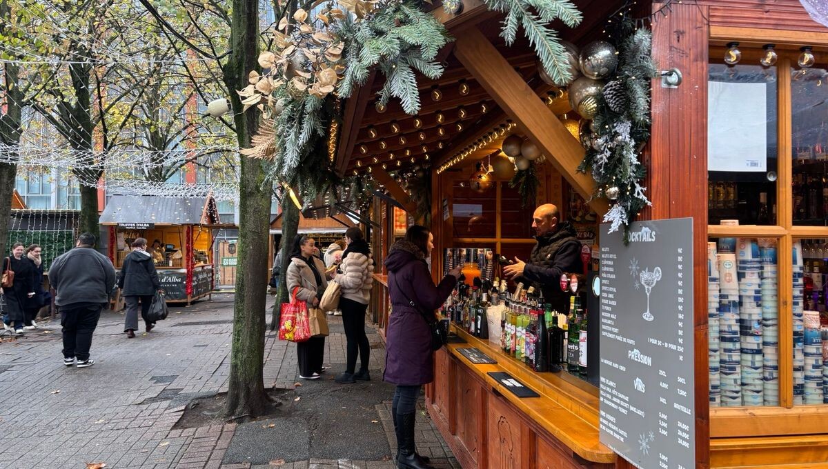 ici_nord's tweet image. EN IMAGES - &quot;Les étoiles, les lumières, les cadeaux... C&apos;est génial&quot; : la magie de retour à Lille avec le Marché de Noël
➡️ l.ici.fr/v5n