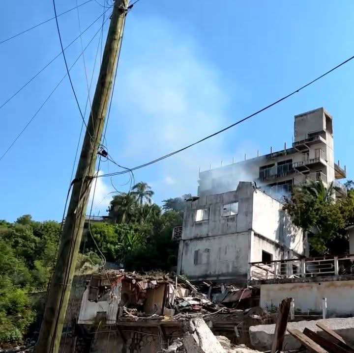 percepcionpoder's tweet image. 🔥🏠Bomberos controlan incendio en un casa abandonada en la parte alta del fraccionamiento Costa Azúl, en #Acapulco