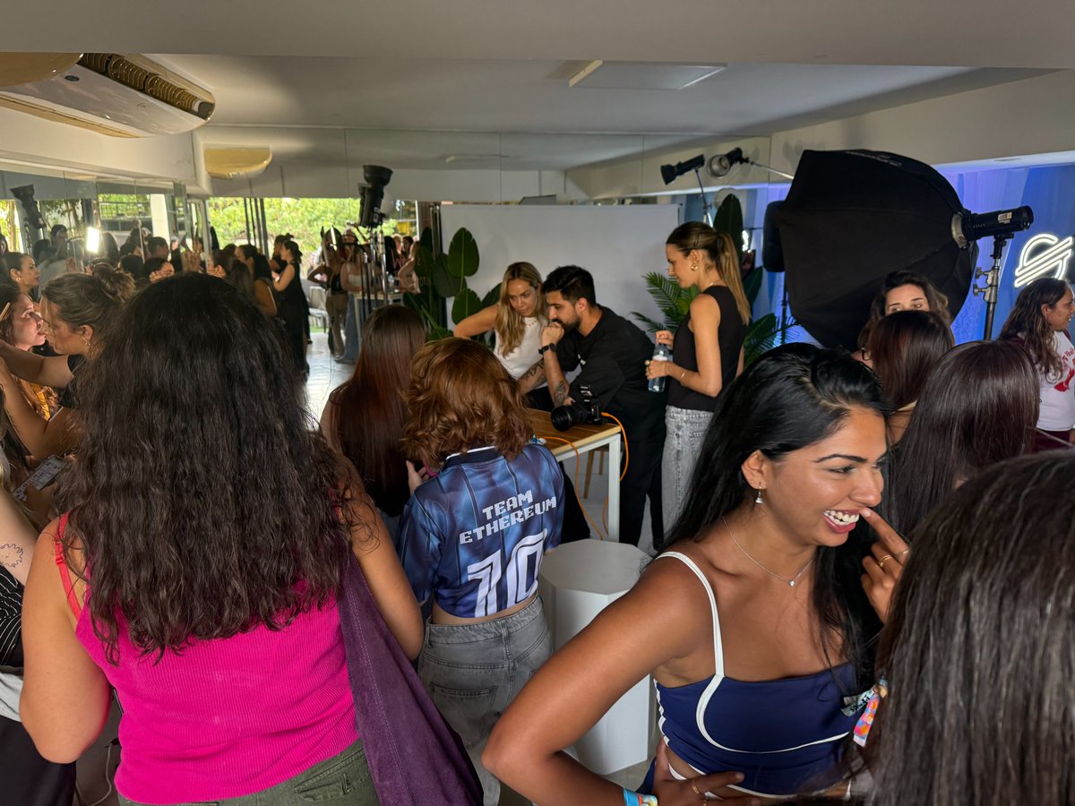 NearLegionX's tweet image. During #DevConnect we joined an event full of energy with mentorship sessions and professional photoshoots.
It was powerful to meet so many women shaping the future of tech and invite them to be part of Legion X: a community for women building in this new era of intelligence.