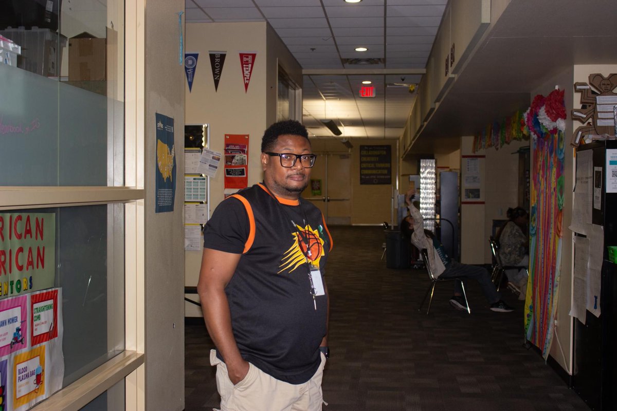 ViperTimes's tweet image. Mr. Howard gives his views on why reading short stories in English III. Check out the story here on The Viper Times buff.ly/8snLh6E