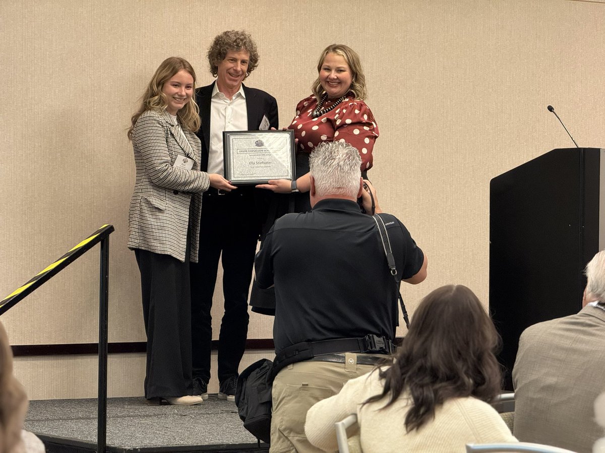 stevewhitenews's tweet image. Way to go Ella Stiefvater! 

Former @RuralRadioNet intern honored at @NAFB. 

I got to know Ella through @SDStateAlumni program. She’s a @SDStateCAFES student. 

She’s a great young leader in agriculture and deserves this recognition!