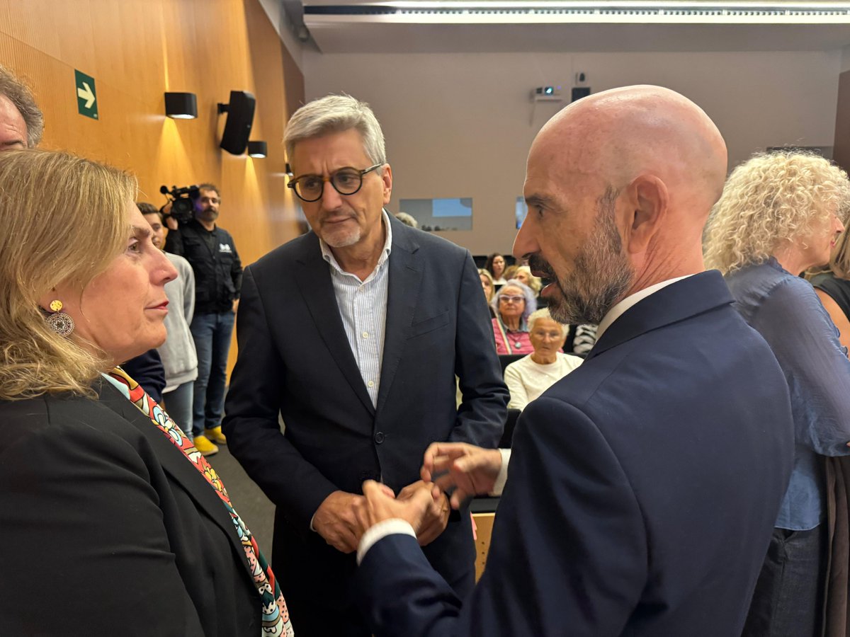 ✊🏻🌹 <a href="/JoseleAguilar/">Josele Aguilar /❤</a> entrega a la pianista Paula Coronas el premio Jábega 2025 por toda su trayectoria artística y profesional en la difusión de la música española, unos galardones de <a href="/AsocJabega/">Asociación Jábega.</a> que son ya un referente de la vida cultural y social malagueña y andaluza.