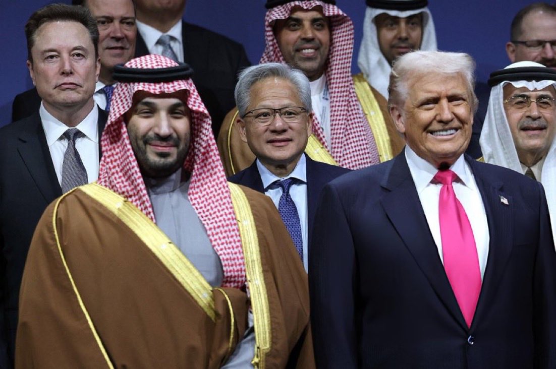 elonmuskmel7's tweet image. Be sincere:

Are you happy to see the Saudi Prince, Trump and Elon Musk together?

Yes or No