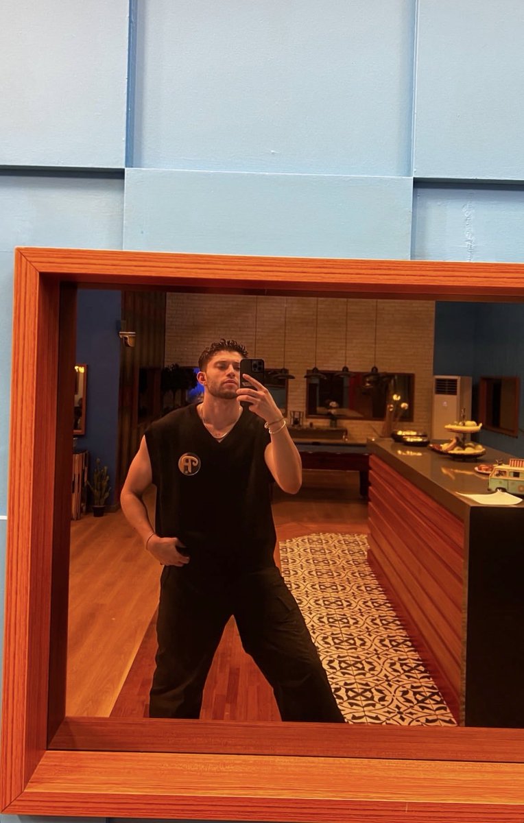 çok yakışıklı baygınlık geçirdim