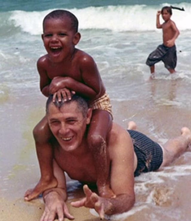 nobodyknows2322's tweet photo. Below is Barack Obama's white grandpa. Yesiree, no resemblance at all, no sir. None. None at all.
🙄 https://t.co/l9CgkOjIKE