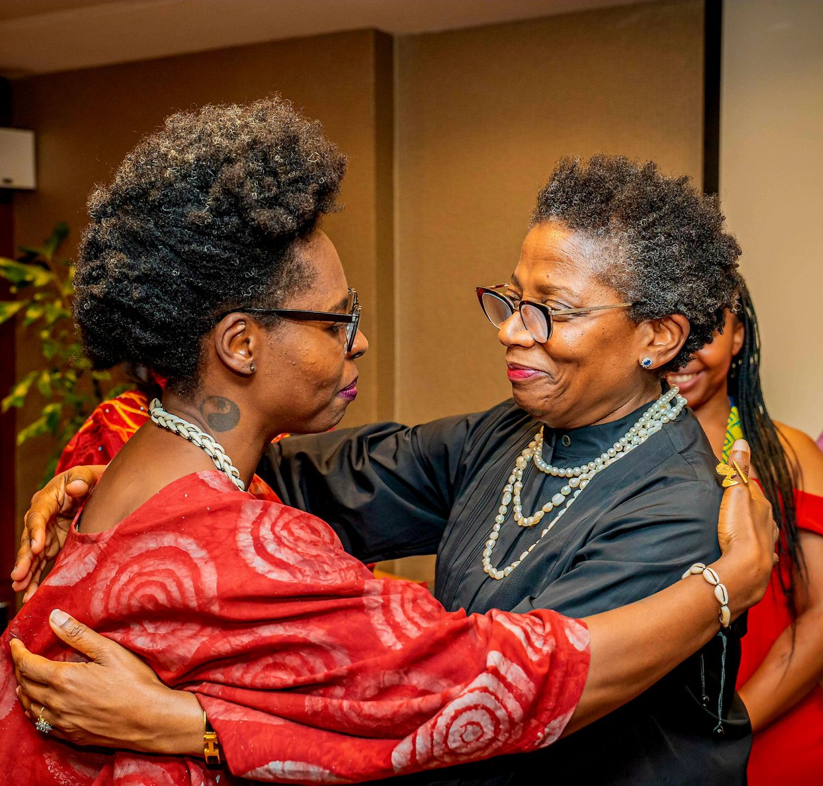 DrToyinAjao's tweet image. The priceless moment with the critical mass movement alchemist @FunmiOlonisakin and reconnecting with dearest @FakhuusHashim 💜

#ALC@15 
#ECOWAS@50
#APSDebate2025
#ALCAlumniConferenceNo7