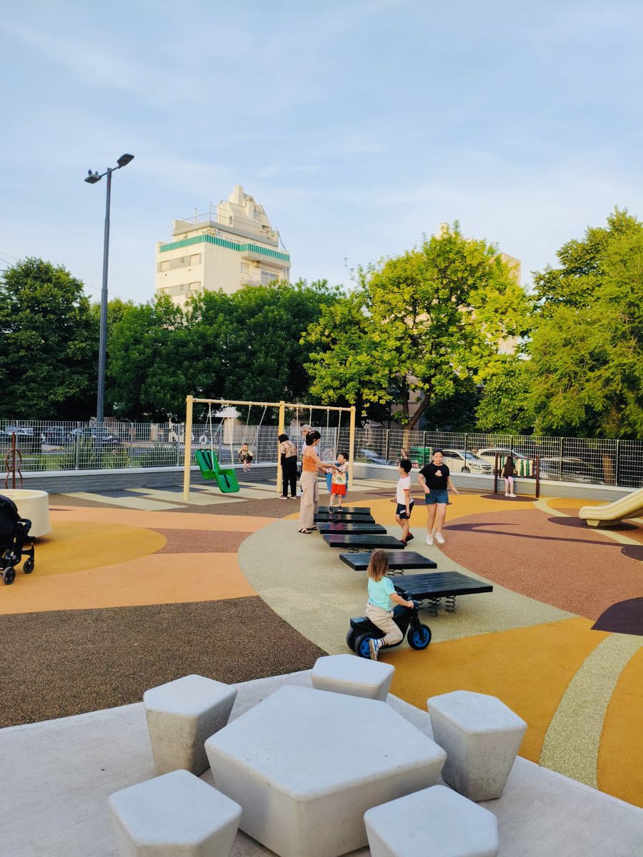 agustinrponti's tweet image. HILO | Hoy habilitamos los sectores renovados de la Plaza 25 de Agosto, en Villa Ortúzar.
Estuvimos trabajando en mejoras puntuales que ya están listas para que las puedan usar todos los días. 

En total se intervinieron 1225m² del espacio público, priorizando seguridad,…