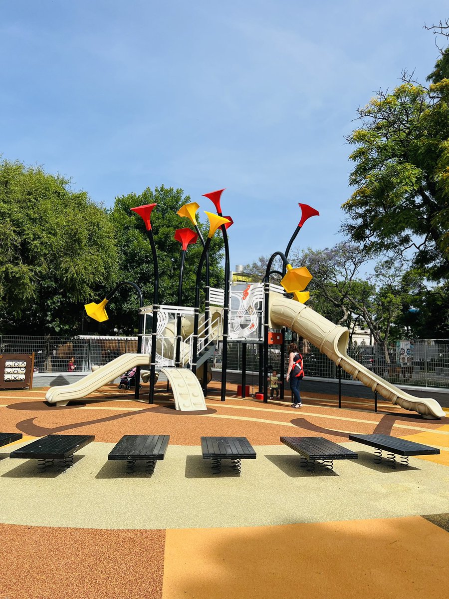 agustinrponti's tweet image. HILO | Hoy habilitamos los sectores renovados de la Plaza 25 de Agosto, en Villa Ortúzar.
Estuvimos trabajando en mejoras puntuales que ya están listas para que las puedan usar todos los días. 

En total se intervinieron 1225m² del espacio público, priorizando seguridad,…