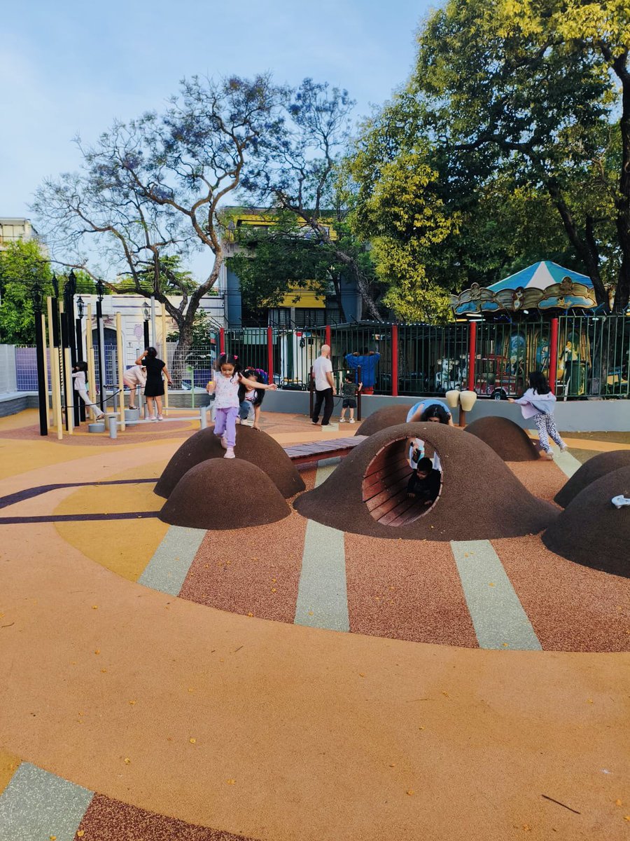 agustinrponti's tweet image. HILO | Hoy habilitamos los sectores renovados de la Plaza 25 de Agosto, en Villa Ortúzar.
Estuvimos trabajando en mejoras puntuales que ya están listas para que las puedan usar todos los días. 

En total se intervinieron 1225m² del espacio público, priorizando seguridad,…