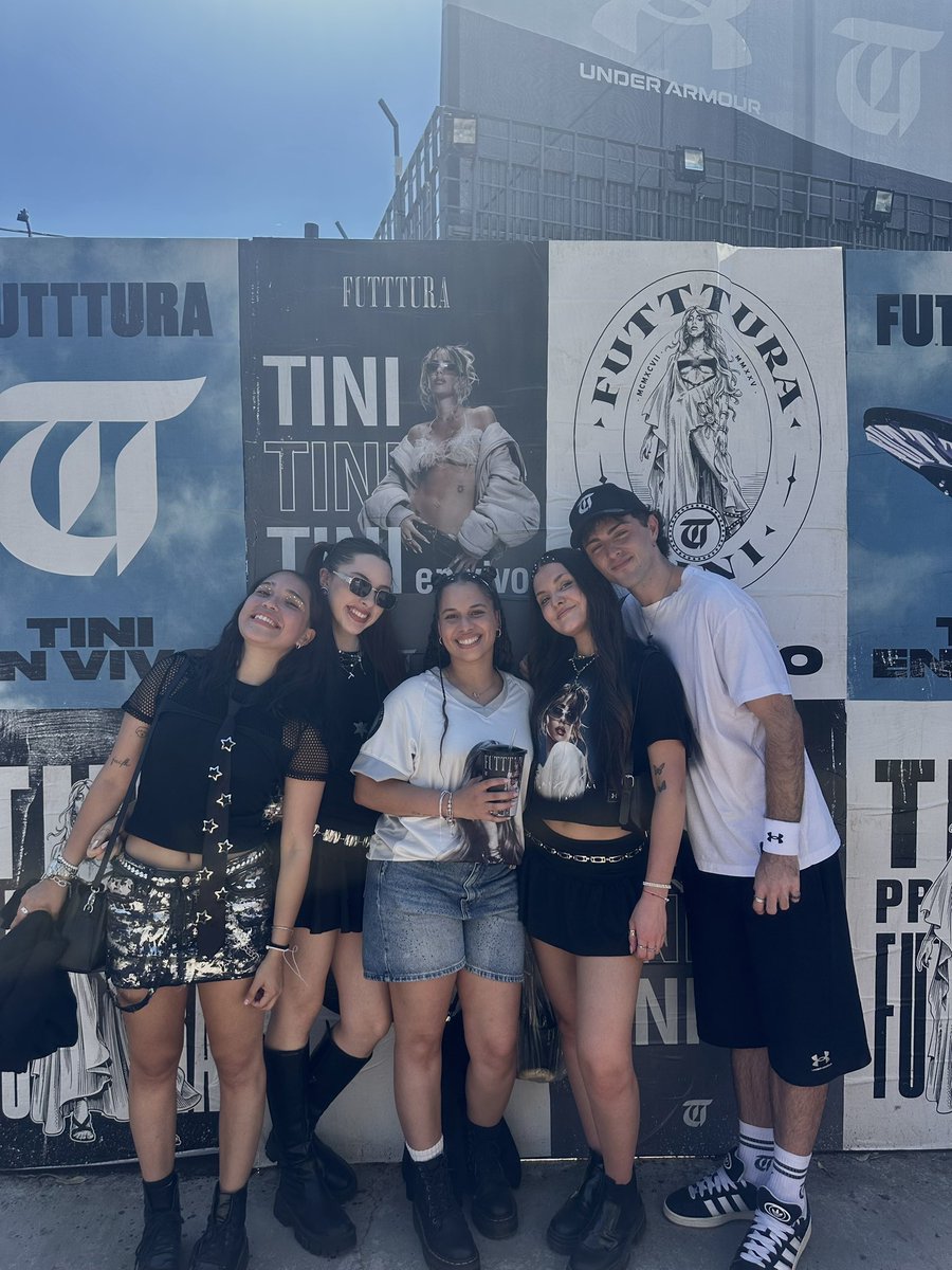 q feliz m hizo vivir todo esto con ustedes y desde hace tantos meses!! gracias x ser los mejores compañeros💌 los amo