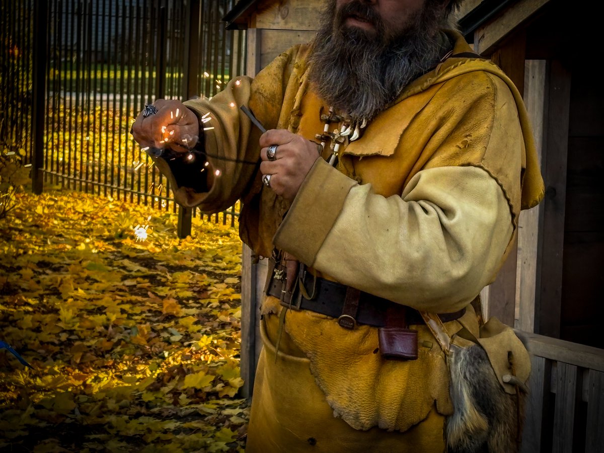 BFBushcraft's tweet image. Teaching the old ways  — showing students how to coax fire from steel, stone, and skill. Sparks flew bright as the season turns, even in the modern world, ancient knowledge still matters. 🔥🍂
#barefootbushcraft #bushcraft #firecraft #outdooreducation #ancestralskills