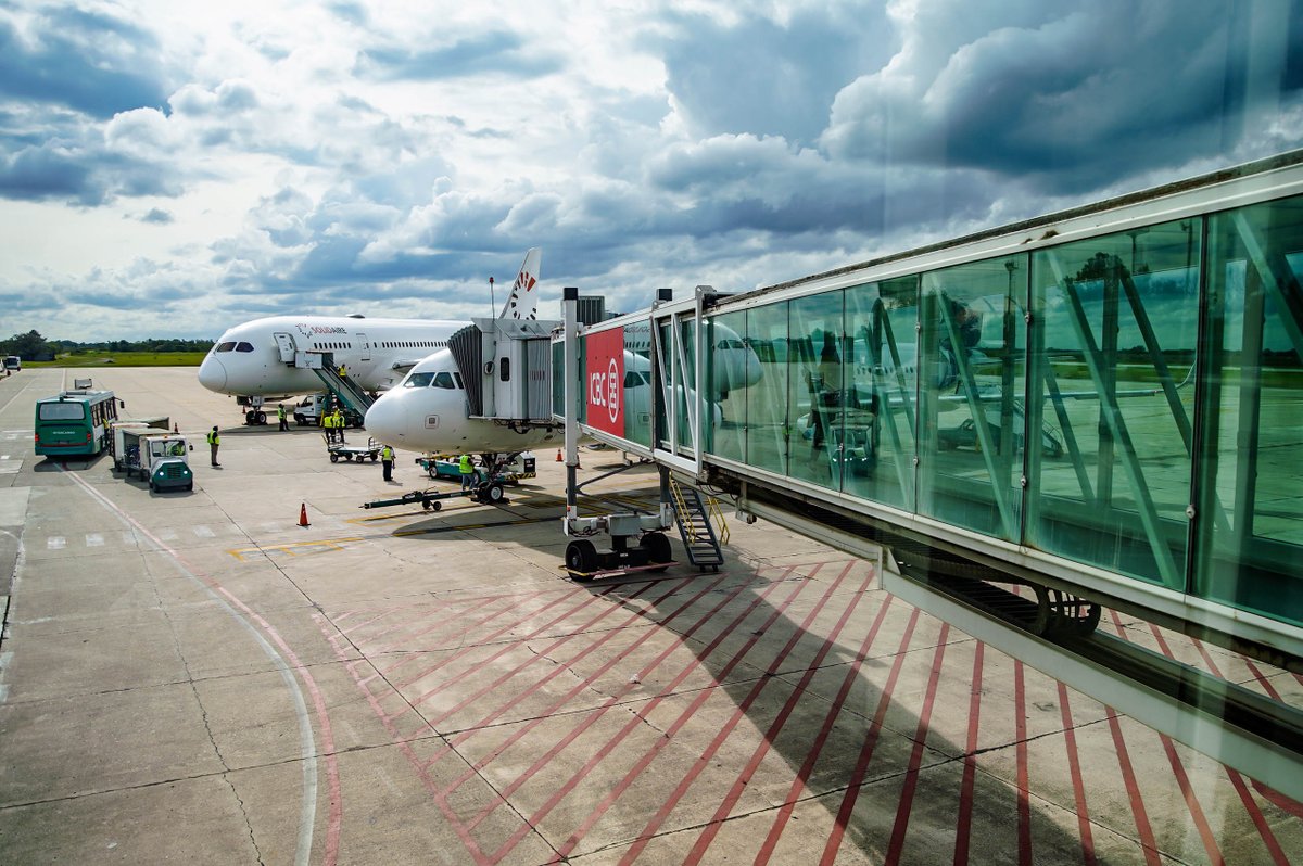 ✈️ El gobernador <a href="/MartinLlaryora/">Martín Llaryora</a> anunció, junto a las autoridades de <a href="/AeropuertosAR/">Aeropuertos Argentina</a>, el nuevo plan estratégico de #obras para modernizar y ampliar el #AeropuertoTaravella y fortalecer su rol como Hub regional.

👉La inversión apunta a acompañar el crecimiento del tráfico aéreo,