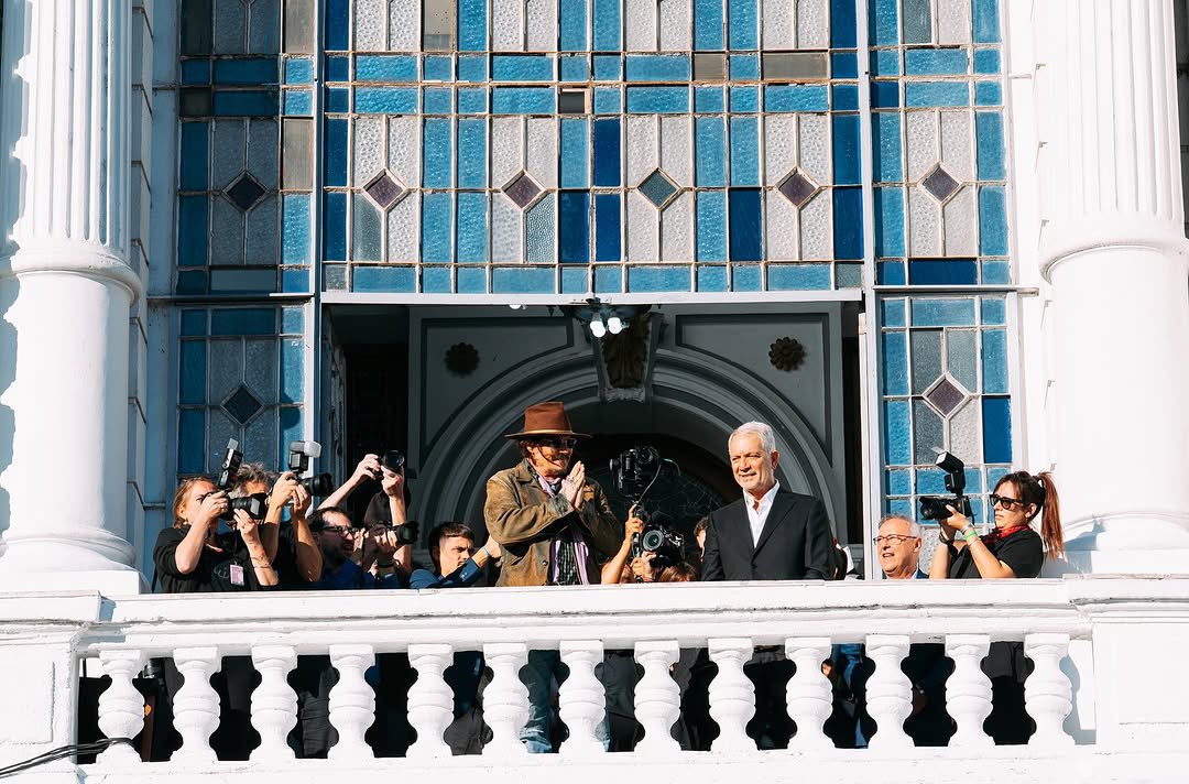 JerrieDepp's tweet image. ✨ God Dad (#JohnnyDepp) at the Golden Hall in La Plata with Mayor Julio Alak such a heartfelt and special moment! 🖤

(Credits to julisalvo (IG).